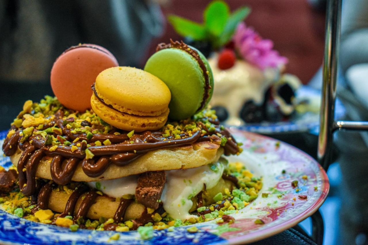 팔라초 코르날리아 호텔 밀라노 외부 사진 A mille-feuille with macarons