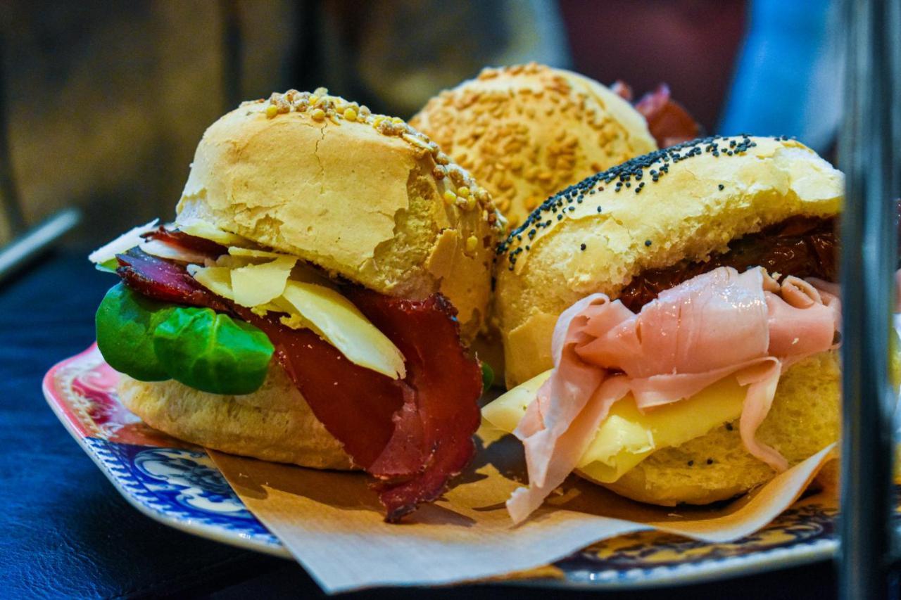 팔라초 코르날리아 호텔 밀라노 외부 사진 A selection of sandwiches