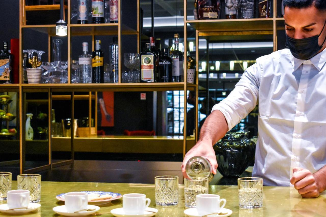 팔라초 코르날리아 호텔 밀라노 외부 사진 A bartender at work