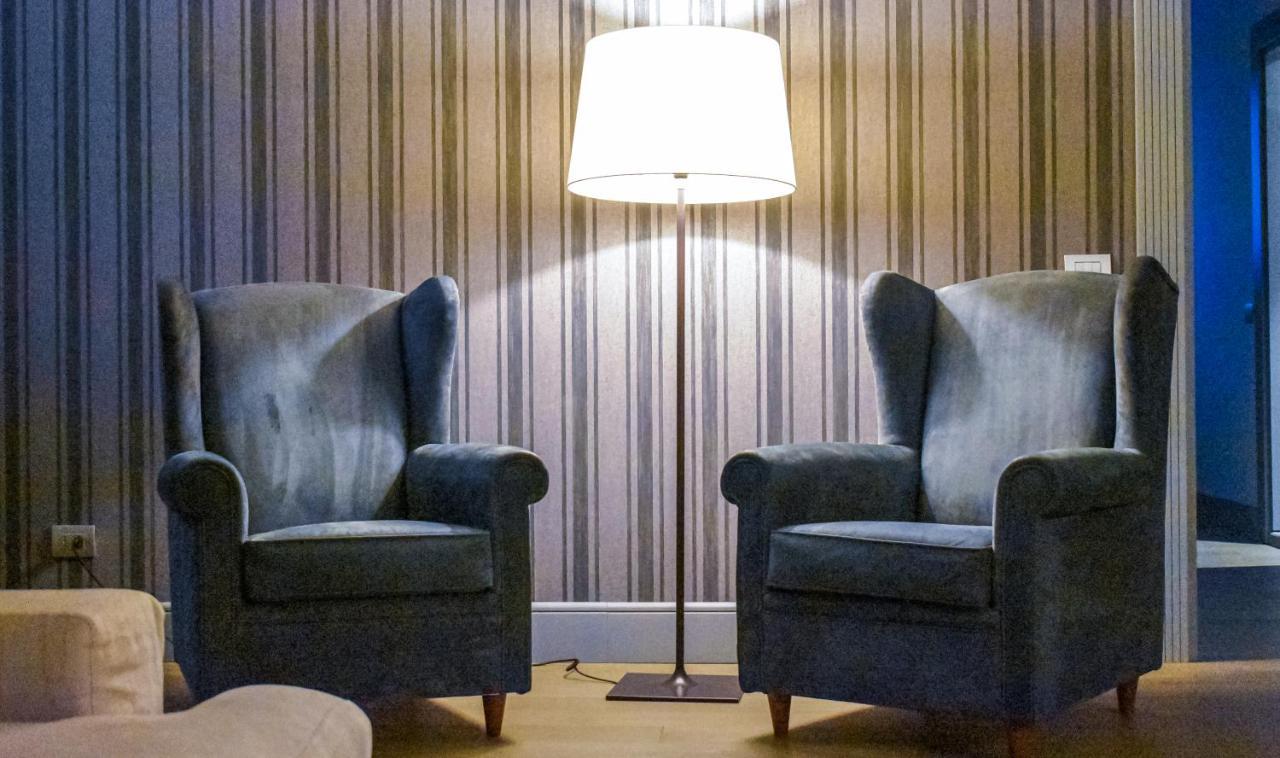 팔라초 코르날리아 호텔 밀라노 외부 사진 A floor lamp