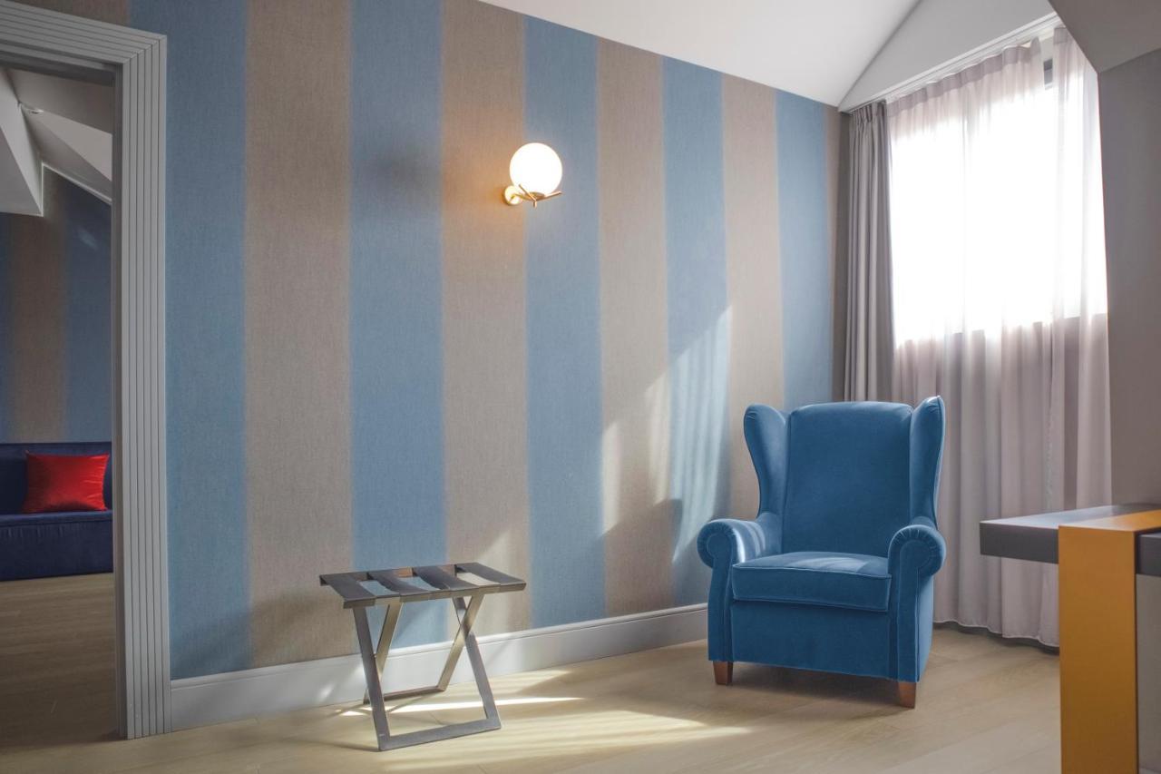 팔라초 코르날리아 호텔 밀라노 외부 사진 A room with a wall decorated with a venetian plaster
