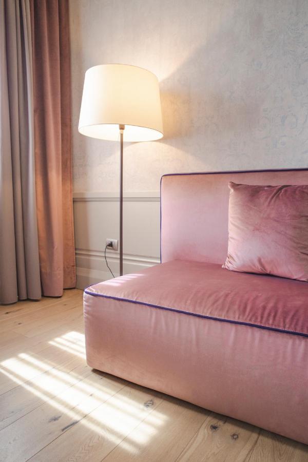 팔라초 코르날리아 호텔 밀라노 외부 사진 A sofa in a hotel room