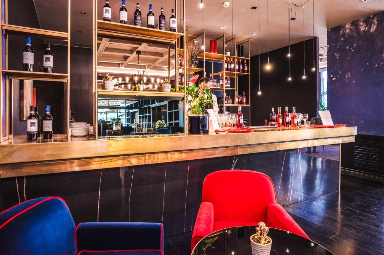 팔라초 코르날리아 호텔 밀라노 외부 사진 The bar at the restaurant