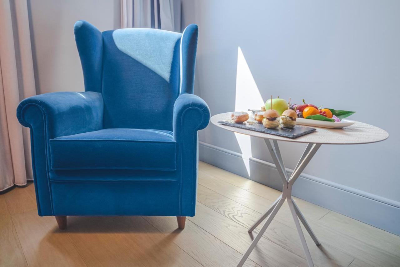 팔라초 코르날리아 호텔 밀라노 외부 사진 A blue armchair