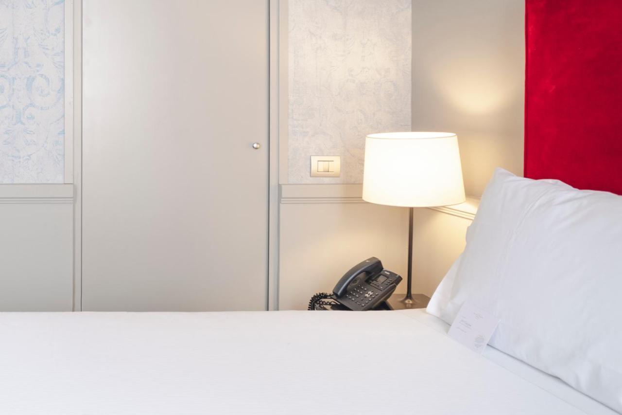팔라초 코르날리아 호텔 밀라노 외부 사진 A telephone in a hotel room