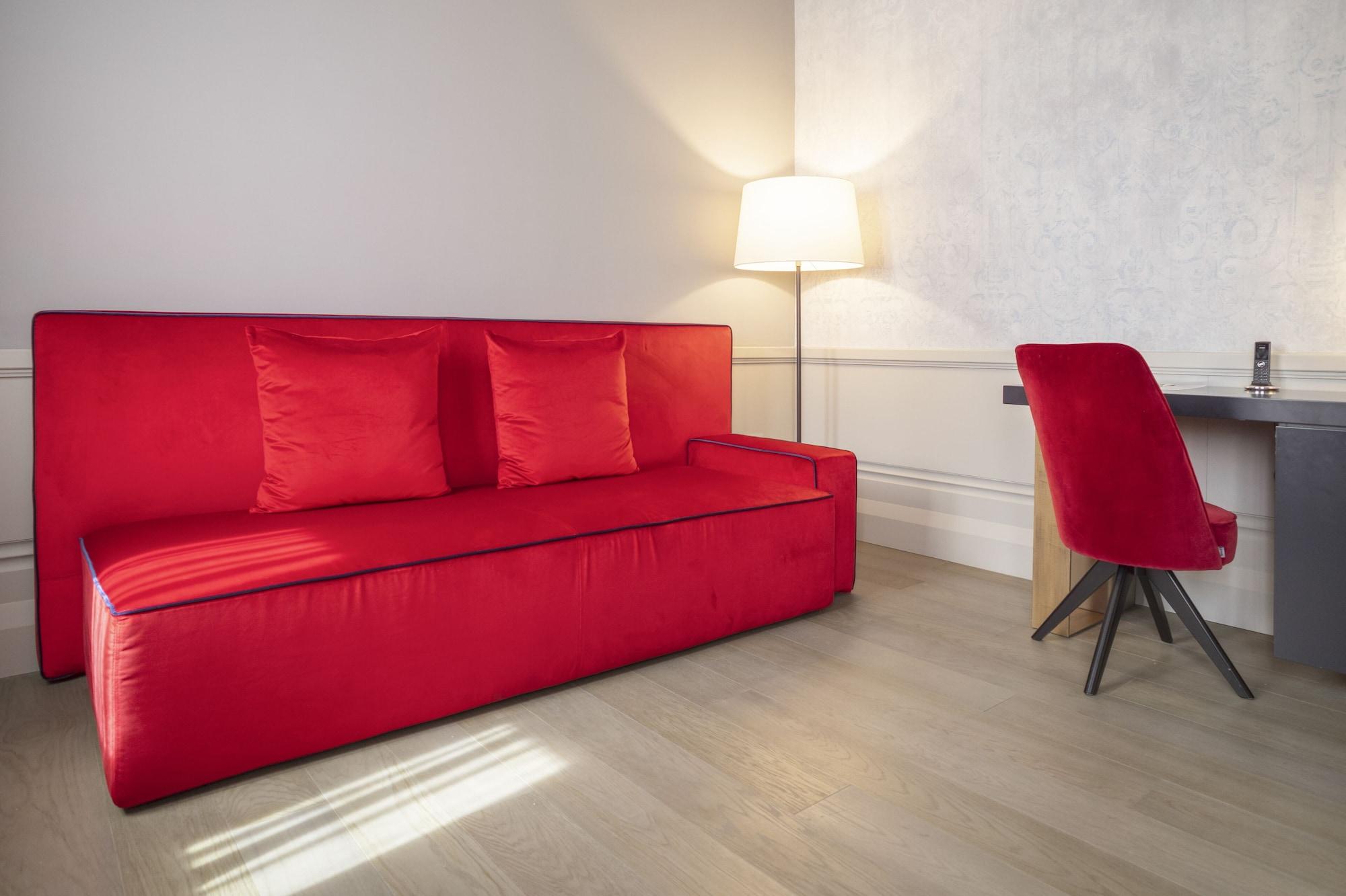 팔라초 코르날리아 호텔 밀라노 외부 사진 A red sofa