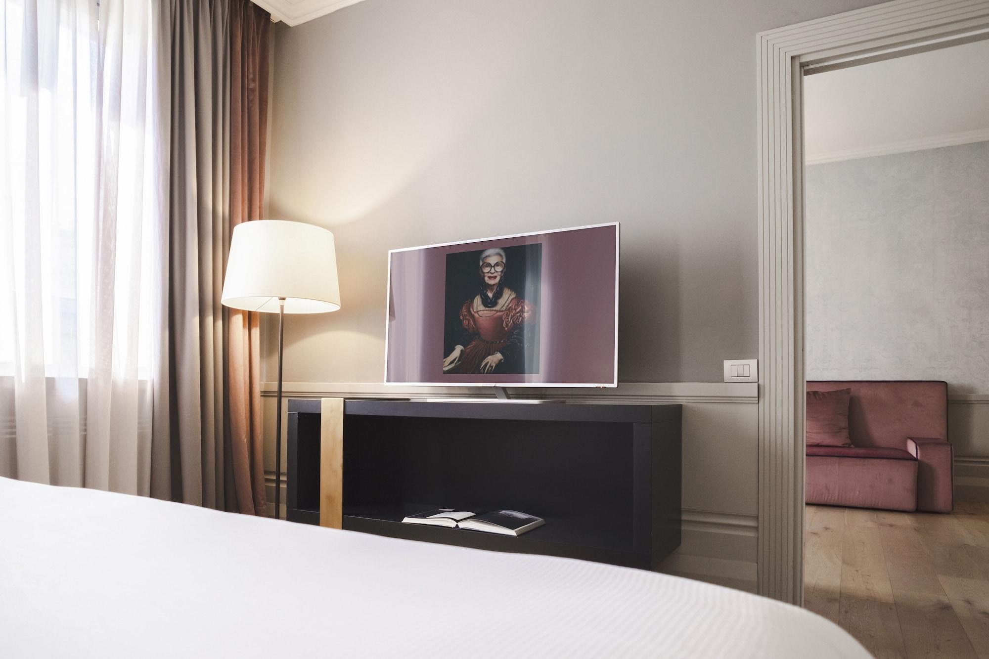 팔라초 코르날리아 호텔 밀라노 외부 사진 A television in a hotel room