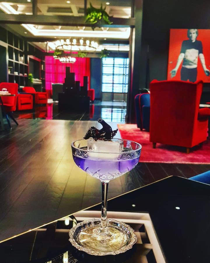 팔라초 코르날리아 호텔 밀라노 외부 사진 A Blue Hawaii cocktail